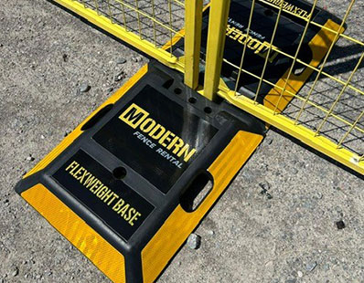 Modern rental fence panel / Panneau de clôture de location moderne Yellow rental fence panel on a weighted base / Panneau de clôture de location jaune sur base lestée